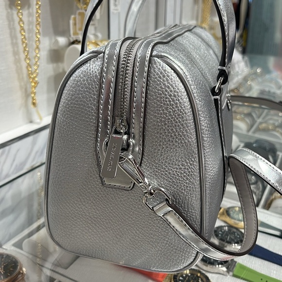 MICHAEL KORS JST MD DUFFLE TOP ZIP SATCHEL SHOULDER CROSSBODY BAG MK SILVER
PEBB - Picture 14 of 16